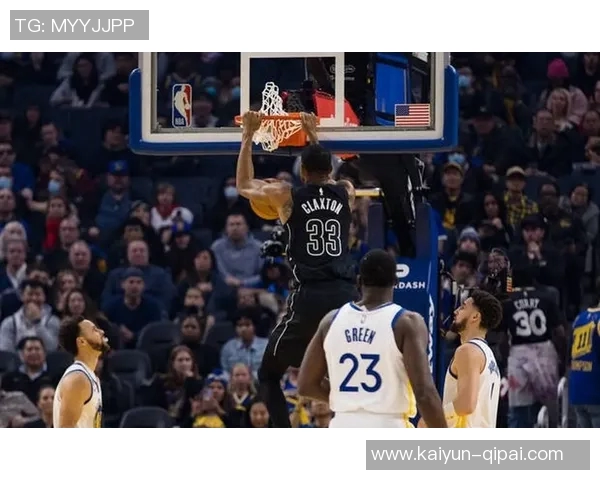 克拉克斯顿内线表现抢眼15分钟内高效拿下11分并抢8篮板 克拉克斯顿内线表现抢眼15分钟内高效拿下11分并抢8篮板