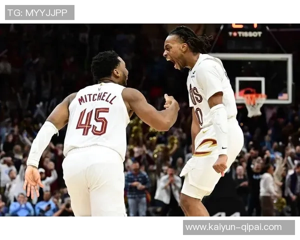 布克谈球队信任建立过程强调夏季训练的重要性与团队凝聚力